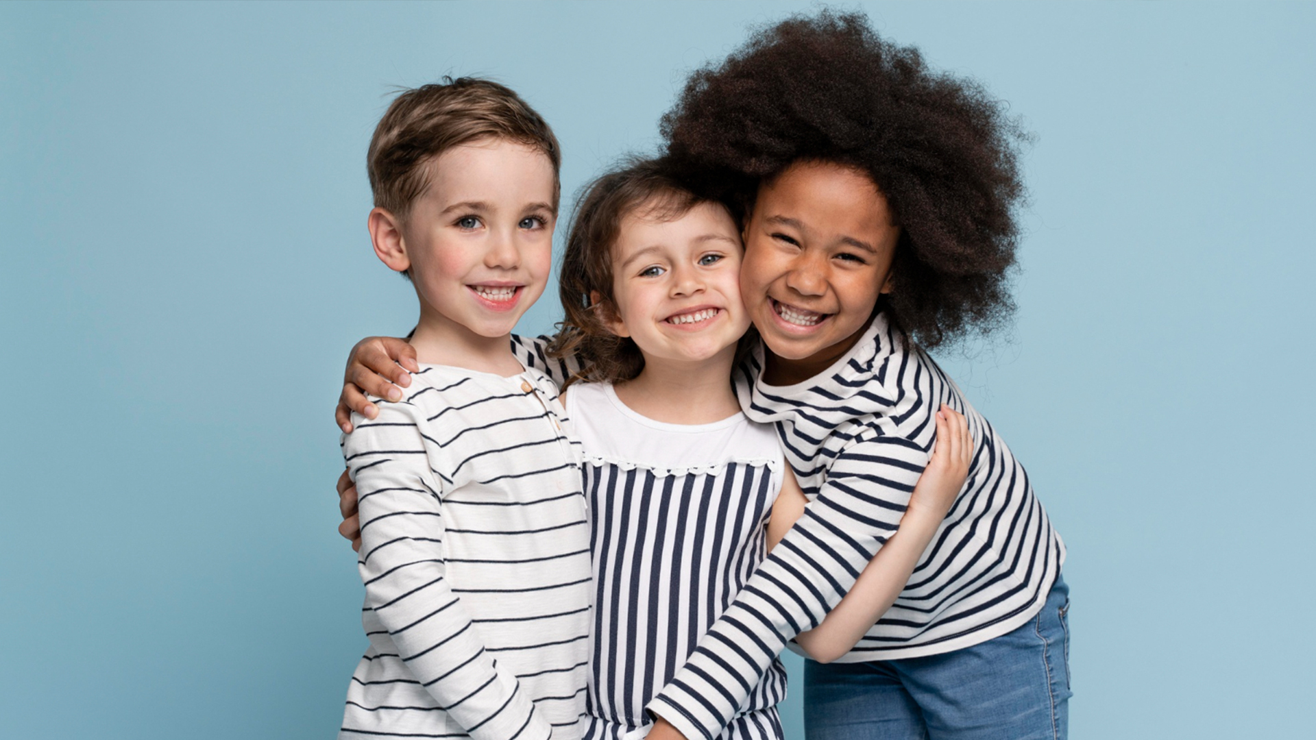 Coiffures protectrices pour l’hiver : enfants afro et caucasiens
