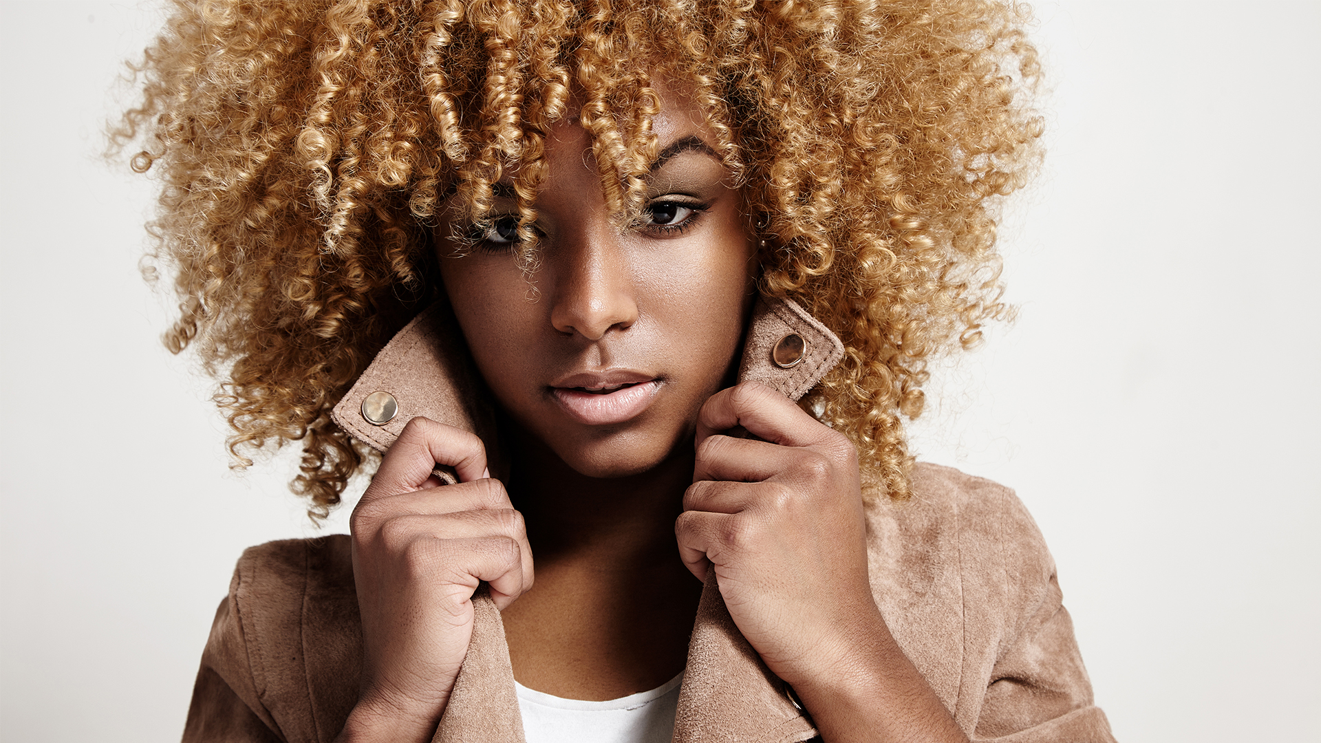 Tresses et Boucles : Guide des Coiffures Iconiques pour Tous